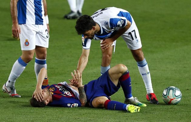 Barcelonské derby bylo plné ostrých zákroků. Některým z nich čelil i Lionel Messi (na zemi), omlouvá se mu Didac Vila z Espaňolu.