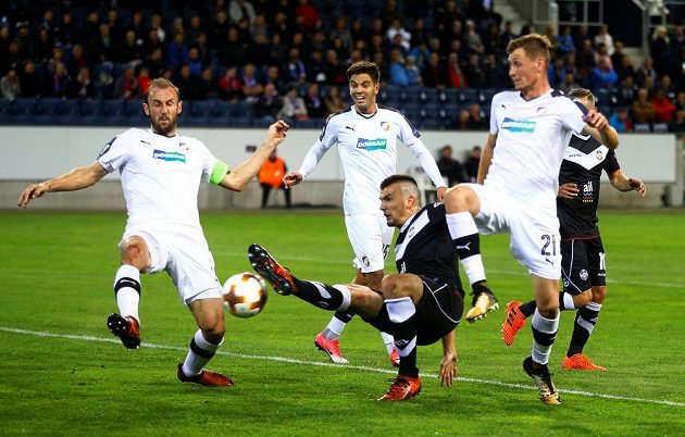 Stoper Roman Hubník (vlevo) řeší za asistence plzeňských spoluhráčů akci Vladimíra Golemiče z Lugana.