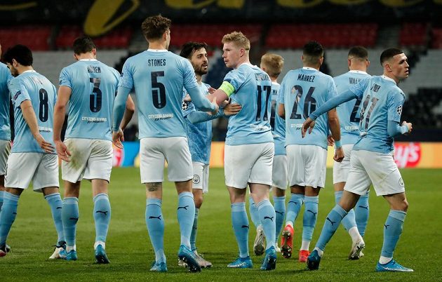 Kapitán Manchesteru City Kevin de Bruyne se raduje z gólu s Bernardem Silvou, Johnem Stonesem a dalšími spoluhráči
