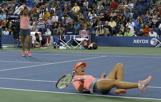 Je dobojováno. Andrea Hlaváčková (vpravo) a Lucie Hradecká oslavují deblový triumf na US Open.