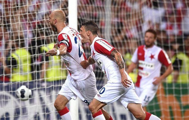 Slávistický stoper Martin Latka (vlevo) a Jiří Bílek se radují z gólu proti Baníku Ostrava.