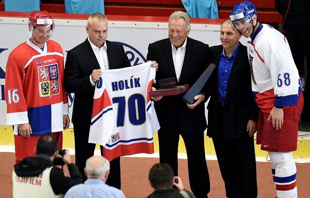 Oslavenci Jiřímu Holíkovi (třetí zprava) gratulovali k sedmdesátinám i (zleva) Petr Čajánek, Martin Urban, Bedřich Ščerban a Jaromír Jágr.