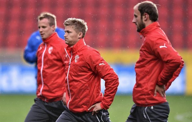 Fotbalisté Plzně se připravují na finále Poháru České pošty. Zleva jsou obránci David Limberský, Václav Procházka a Roman Hubník.