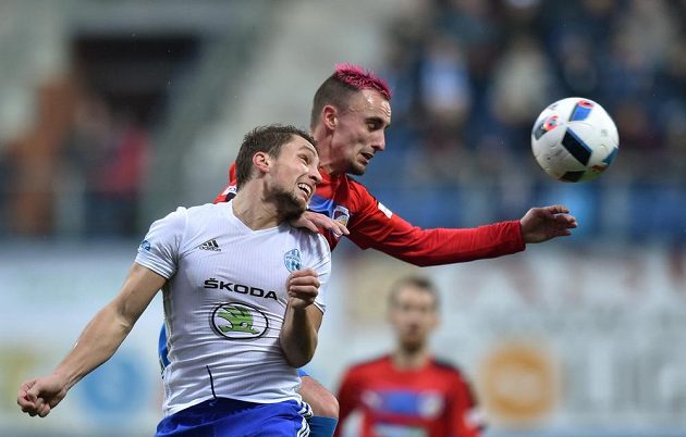 Zleva Adam Jánoš z Boleslavi a plzeňský záložník Martin Zeman v hlavičkovém souboji.