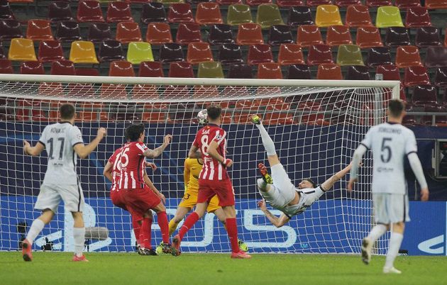 Hvězdný fotbalista Chelsea Olivier Giroud střílí gól do sítě Atlétika Madrid v Lize mistrů.