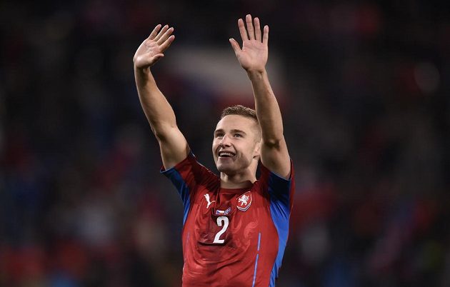 Pavel Kadeřábek gestikuluje směrem k fanouškům v Plzni v kvalifikačním duelu s islandem.
