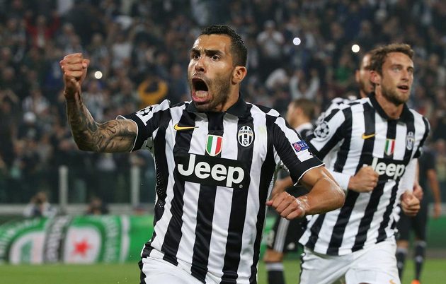 Carlos Tevez z Juventusu jásá po proměněné penaltě proti Realu v semifinále Ligy mistrů.