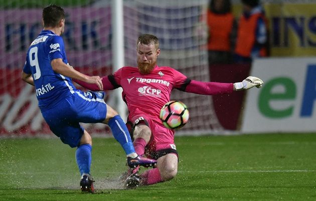 Brankář Jablonce Vlastimil Hrubý odkopává míč před libereckým záložníkem Janem Navrátilem.
