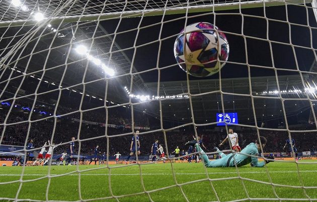 Gól! Marcel Sabitzer posílá Lipsko do vedení v odvetném utkání osmifinále Ligy mistrů proti Tottenhamu.