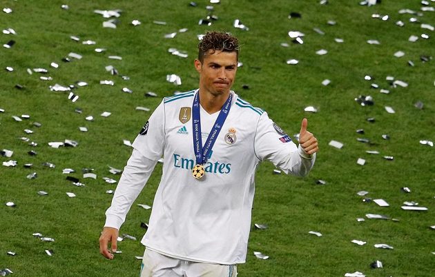 Legendární Cristiano Ronaldo slaví se spoluhráči z Realu Madrid triumf v Lize mistrů. Na tváři mu ale úsměv nezářil.