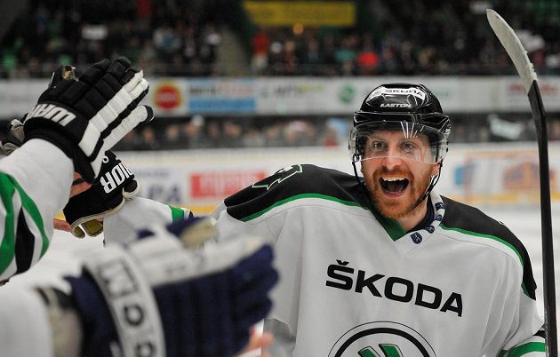 Mladoboleslavský útočník Lukáš Pabiška se raduje z gólu proti Kladnu v prvním kole baráže o extraligu.