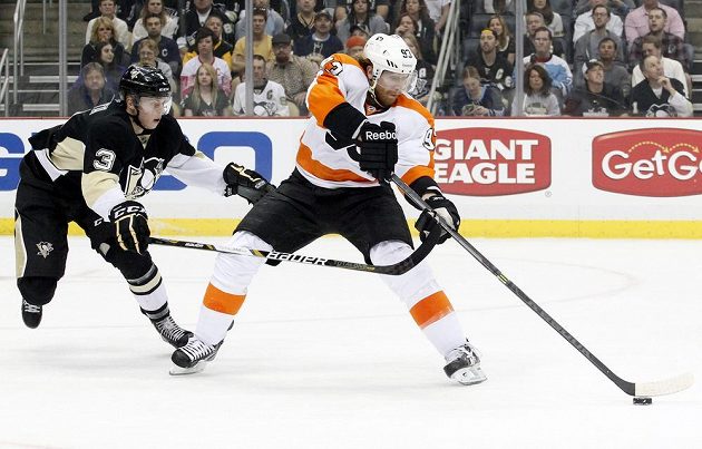 Obránce Pittsburghu Olli Maatta (vlevo) se snaží zastavit útočníka Philadelphie Jakuba Voráčka.