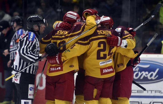 Radost jihlavských hráčů z prvního gólu v utkání 5. kola baráže o hokejovou extraligu s HC Energie Karlovy Vary.