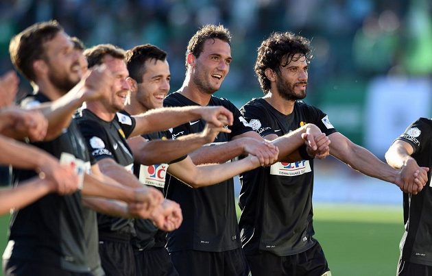 Fotbalisté Jablonce Martin Doležal (druhý zprava) a Daniel Rossi děkují fanouškům po výhře 2:1 v Ďolíčku.