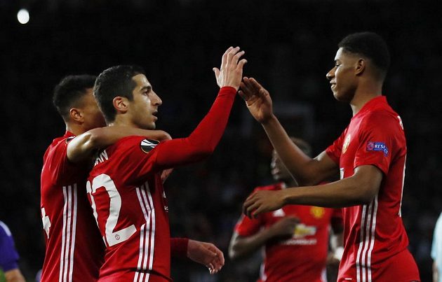 Henrik Mchitarjan (uprostřed) a Marcus Rashford oslavují úvodní gól na Old Trafford v odvetě proti Anderlechtu.