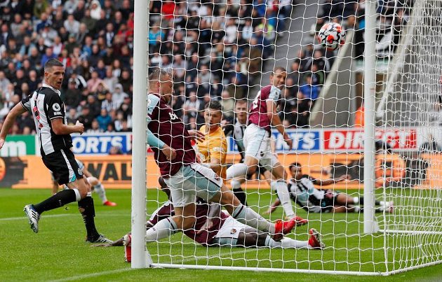 Tomáš Souček (vpravo) sice nakonec míč nezasáhl, ten ale nakonec přesto skončil v síti a West Ham tak vyrovnal na 1:1.