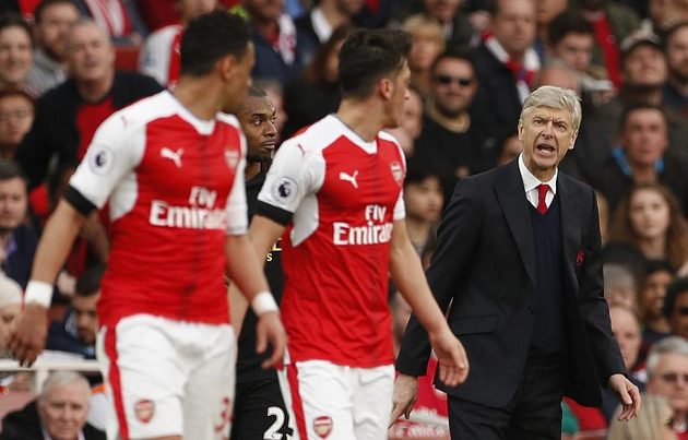 Manažer Arsenalu Arséne Wenger burcuje během šlágru proti Manchesteru City své svěřence Francise Coquelina a Mesuta Özila.