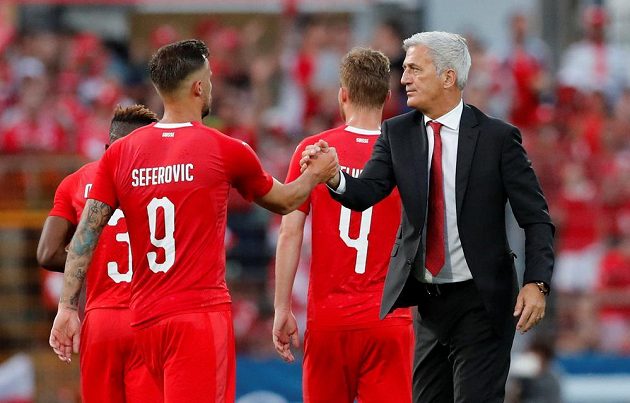 Švýcarský fotbalista Haris Seferovič si podává ruku s trenérem Vladimirem Petkovicem po utkání s Japonskem.