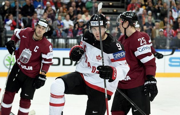 Kanadský útočník Matt Duchene oslavuje svůj gól během utkání MS proti Lotyšsku.