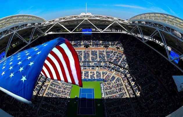 Tenisový turnaj US Open a jeho centrální dvorec. Světová jednička Karolína Plíšková na něm suverénně zvládla osmifinále proti domácí Jennifer Bradyové.