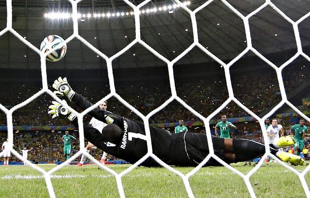 Řecký útočník Georgios Samaras překonává z pokutového kopu brankáře Pobřeží slonoviny Barryho.