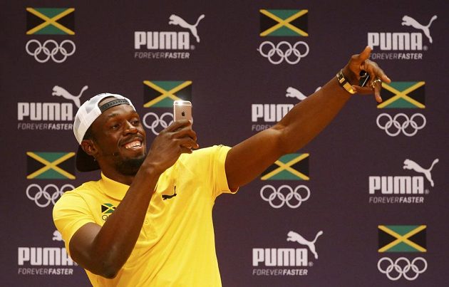 Jamajský sprinter Usain Bolt si během své tiskové konference natáčí rapujícího norského novináře.