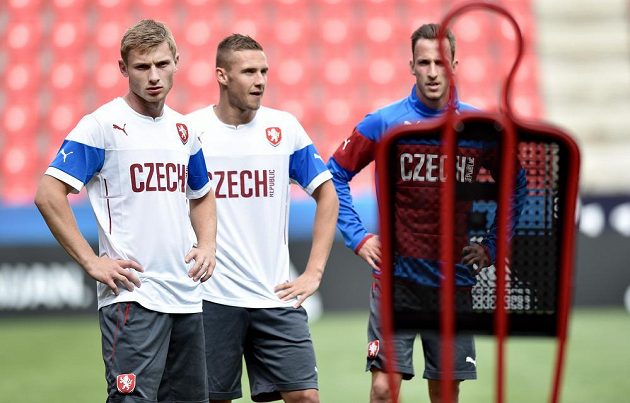 (Zleva) Jakub Brabec, Pavel Kadeřábek a Matěj Hybš během tréninku české fotbalové jedenadvacítky.