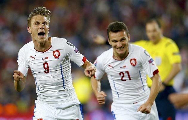 Sparťanská radost v reprezentačním dresu - Bořek Dočkal (vlevo) a David Lafata slaví vedoucí gól českého týmu v tureckém Istanbulu.