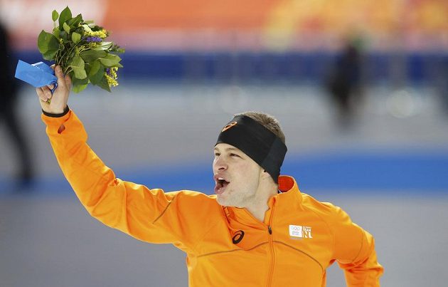 Nizozemský rychlobruslař Sven Kramer oslavuje triumf v olympijském závodu na 5000 metrů.