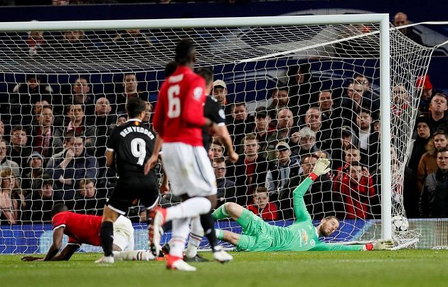 Brankář Manchesteru United De Gea inkasuje druhý gól z kopačky útočníka Sevilly Ben Yeddera.