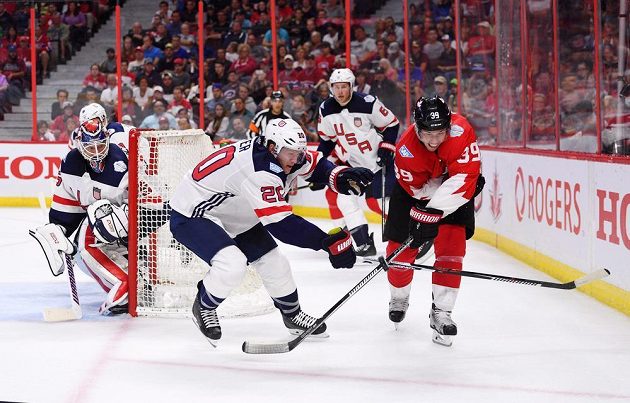 Forvard Kanady Logan Couture (39) v souboji s obráncem USA Ryanem Suterem (20).