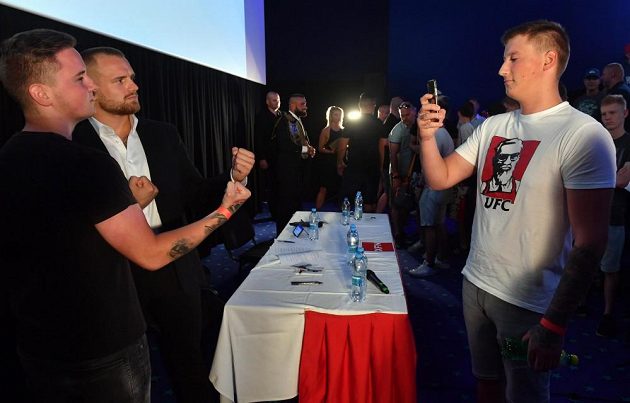 Patrik Kincl a Karlos Vémola při výměně názorů před svým zápasem. Po debatě se s oběma bijci fotili fanoušci.
