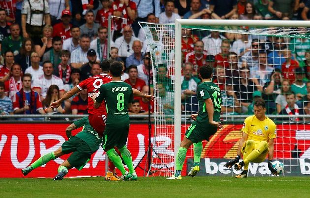 Překonaný český gólman Jiří Pavlenka. Jeho Werder Brémy doma prohrál s Bayernem v bundesligovém utkání 0:2.