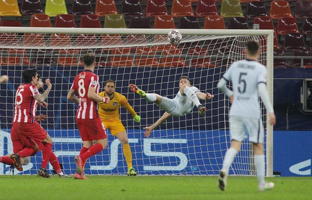 Fotbalista Chelsea Olivier Giroud střílí gól do sítě Atlétika Madrid v Lize mistrů.