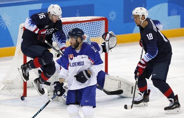 Útočníci USA Ryan Donato (vlevo) a Jordan Greenway úřadují před slovenskou brankou.