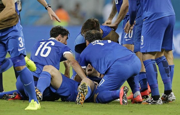 Řecký obránce Sokratis Papastathopoulos (uprostřed) v obětí svých spoluhráčů po vyrovnávacím gólu v duelu s Kostarikou.