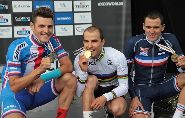 Zleva stříbrný Jaroslav Kulhavý, vítěz Nino Schurter ze Švýcarska a bronzový Julien Absalon z Francie po závodu elite na MS v Novém Městě na Moravě.