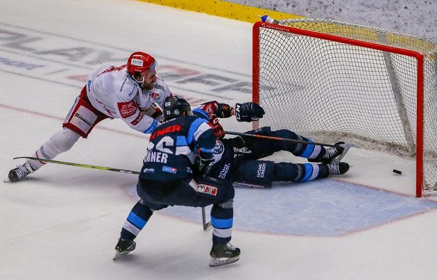 Ethan Werek (vlevo) střílí do prázdné branky čtvrtý gól Třince. Přihlíží liberecký Michal Birner.