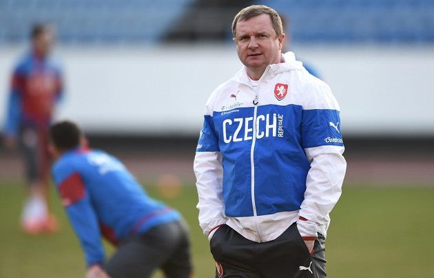 Trenér Pavel Vrba během tréninku české fotbalové reprezentace před utkáním kvalifikace ME 2016 s Lotyšskem.