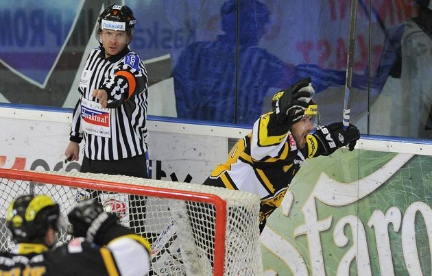Litvínovský útočník Jakub Petružálek (vpravo) se raduje z gólu v síti Brna ve třetím semifinálovém duelu play off extraligy.