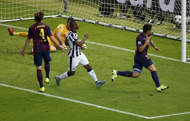 Útočník Luis Suárez (vpravo) se raduje ze vstřelení gólu proti Juventusu ve finále Ligy mistrů.
