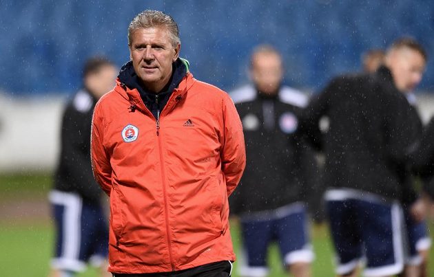 Trenér Slovanu Bratislava Jozef Chovanec během předzápasového tréninku před utkáním základní skupiny Evropské ligy se Slovanem Bratislava na stadiónu Pasienky v Bratislavě.