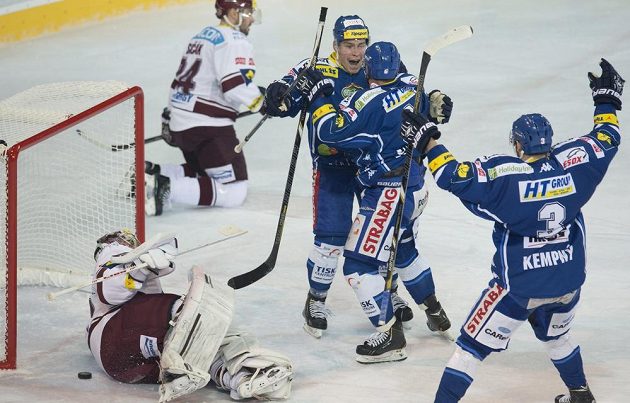 Jozef Kováčik (zády uprostřed) se raduje z třetího gólu, vpravo je jeho spoluhráč z Komety Michal Kempný. Vlevo je sparťanský brankář Tomáš Pöpperle, druhý zleva Vladimír Sičák.