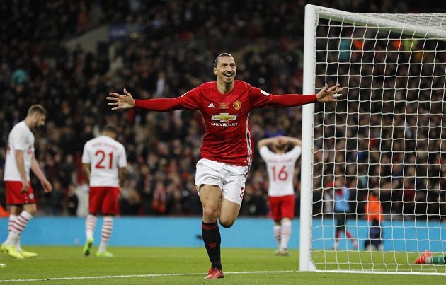 Útočník Manchesteru United Zlatan Ibrahimovic oslavuje vstřelený gól ve finále Ligového poháru proti Southapmtonu.
