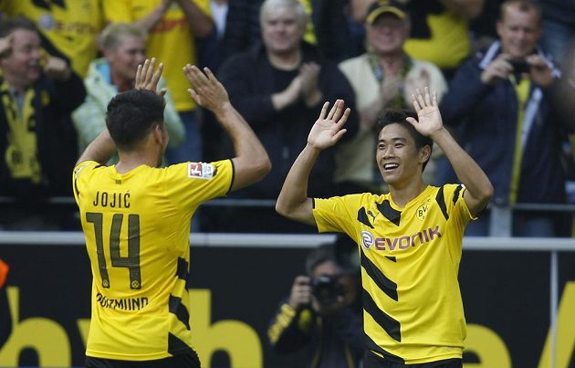 Šindži Kagawa (vpravo) a Miloš Jojič se radují ze vstřeleného gólu japonského záložníka v duelu s Freiburgem.