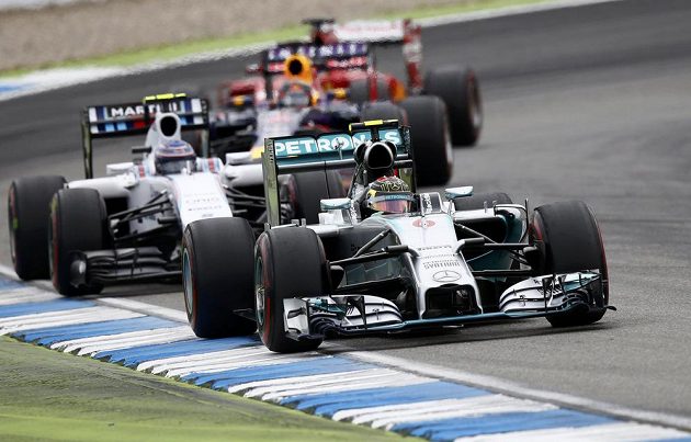 Takhle Rosberg zahájil a posléze i zakončil Velkou cenu Německa - stylem start-cíl suverénně zvítězil.