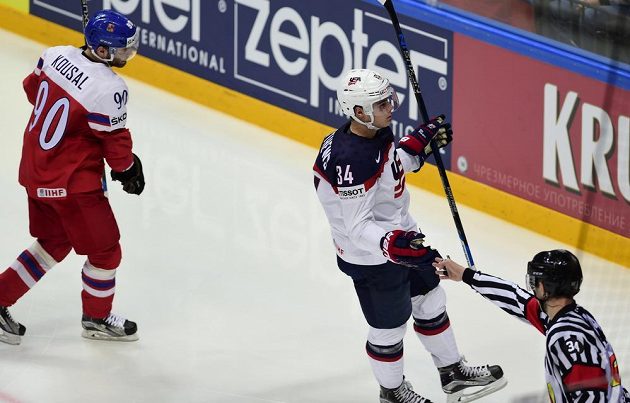 Americký reprezentant Auston Matthews (uprostřed) se raduje z gólu. Vlevo je český útočník Robert Kousal.