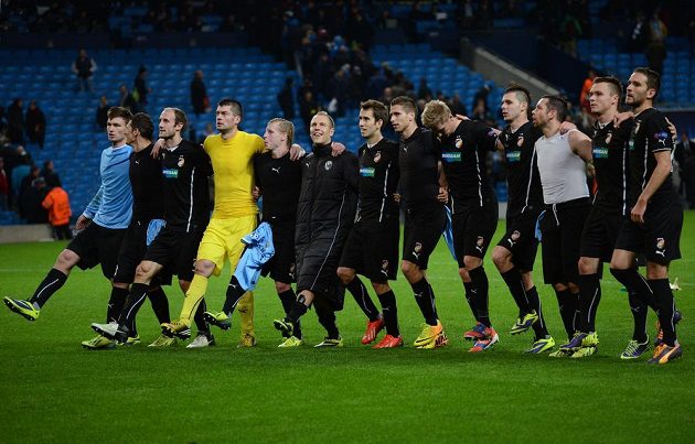 Fotbalisté Viktorie Plzeň děkují fanouškům po utkání Ligy mistrů s Manchesterem City.