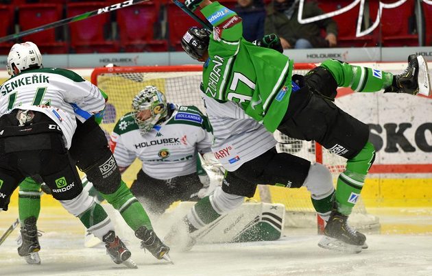 Petr Šenkeřík z Karlových Varů, David Šťastný z Mladé Boleslavi, brankář Karlových Varů Filip Novotný, Otakar Šik z Karlových Varů a Radim Zohorna z Mladé Boleslavi během utkání hokejové extraligy.