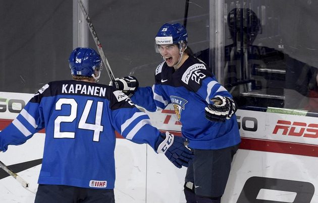 Finští útočníci Kasperi Kapanen a Julius Nattinen (vpravo) slaví gól proti Kanadě ve čtvrtfinále MS hráčů do 20 let.